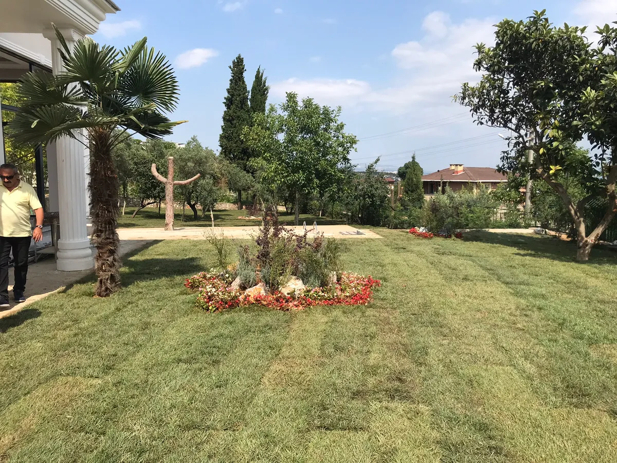 Beykoz’daki özel villa bahçesinde çim alan ve bitkisel düzenlemenin genel görünümü