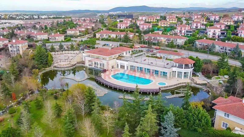 Arkeon Evleri — 90 dönümü aşkın peyzaj alanının düzenli periyodik bakımı.