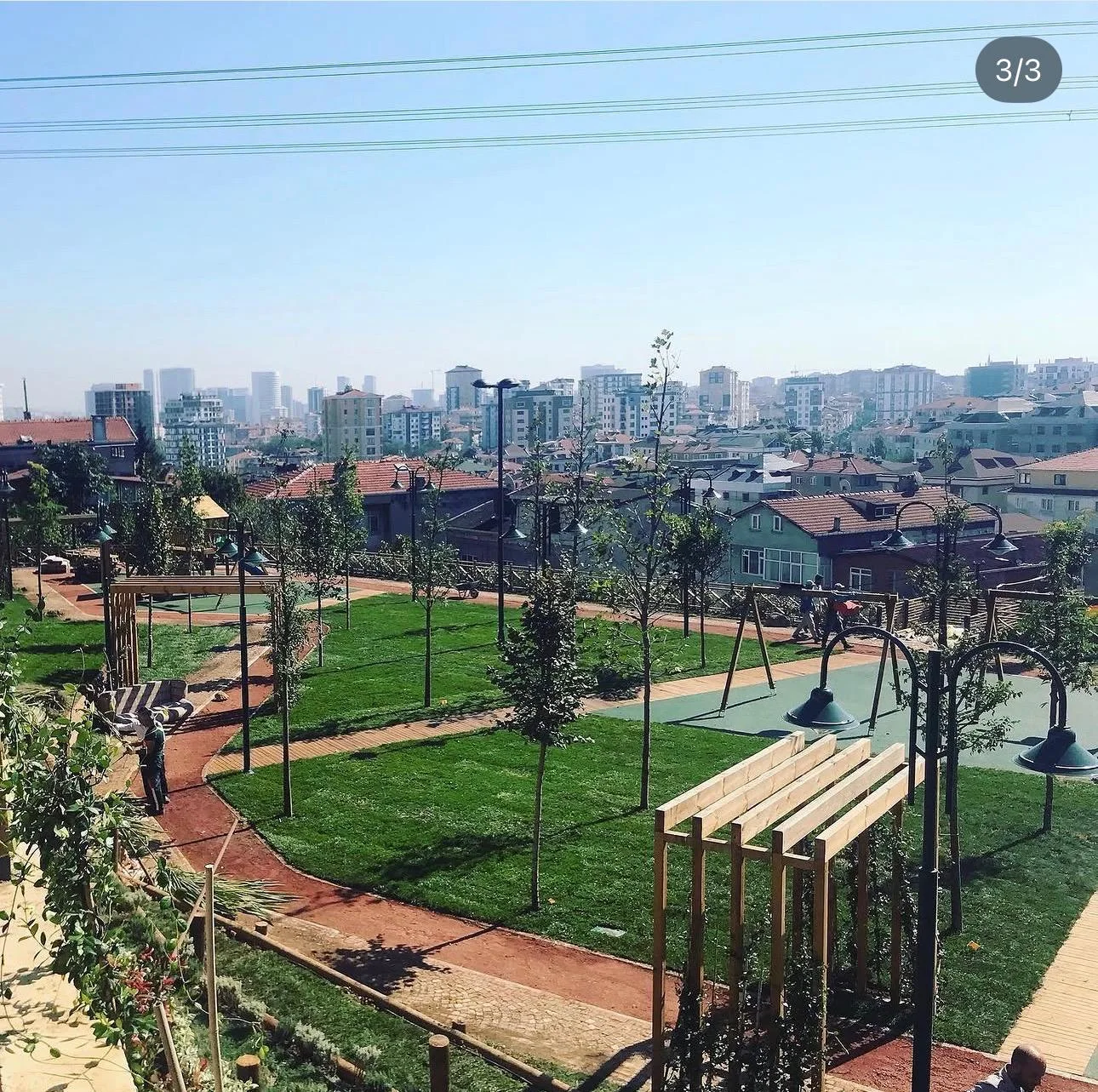 Üsküdar Yavuztürk Parkı’nda yürüyüş yolları arasındaki çim alanlar, ağaçlar ve ahşap düzenlemeler